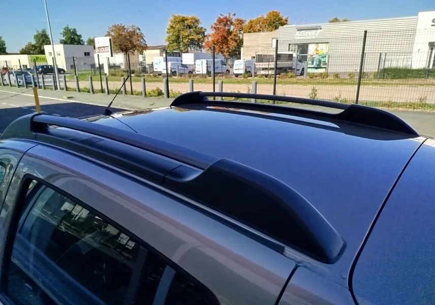 Toit avec barres de toit noires sur une Dacia Sandero Stepway beige dune vue de dessus côté gauche.