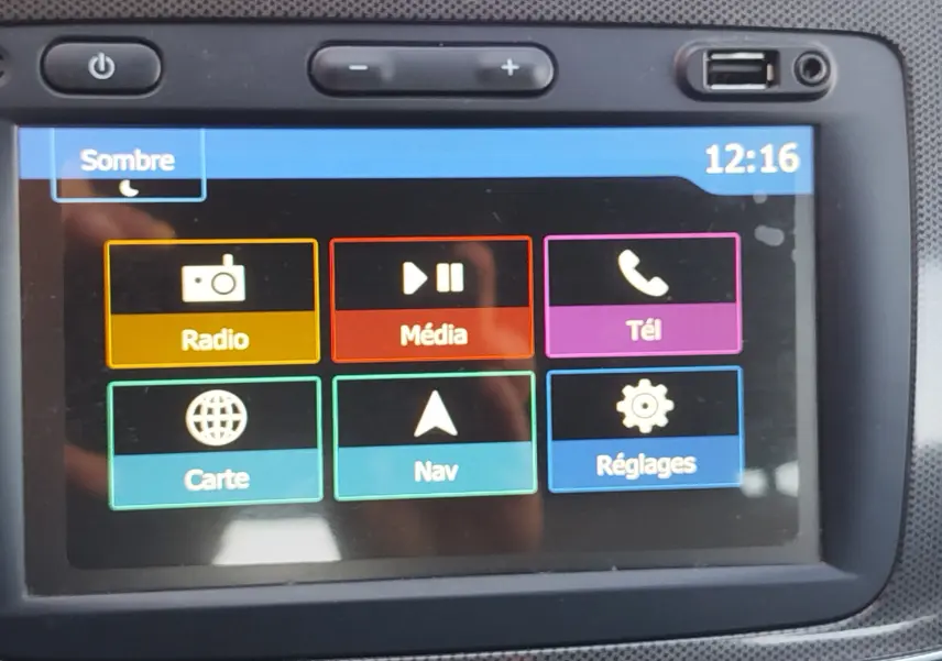 Écran tactile central de la Dacia Sandero Stepway 2020 affichant les options radio, média, téléphone, carte, navigation et réglages.