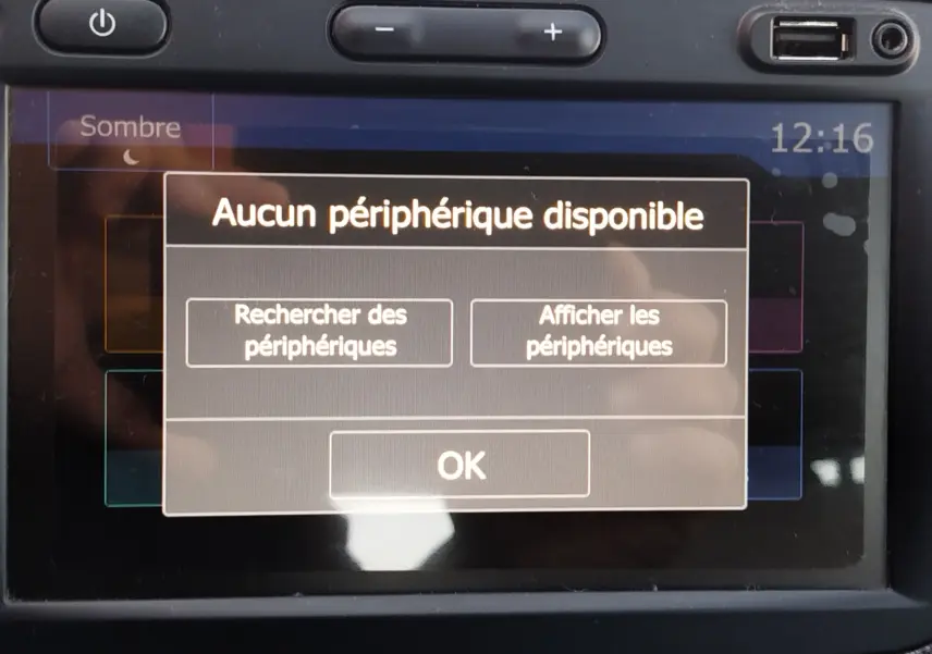 Écran tactile du système multimédia de la Dacia Sandero Stepway 2020 affichant un message d'absence de périphérique connecté.