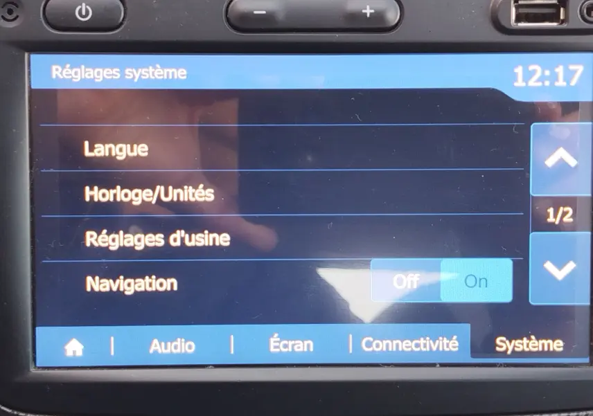 Écran tactile du système multimédia de la Dacia Sandero Stepway 2020 affichant les réglages système en mode navigation.