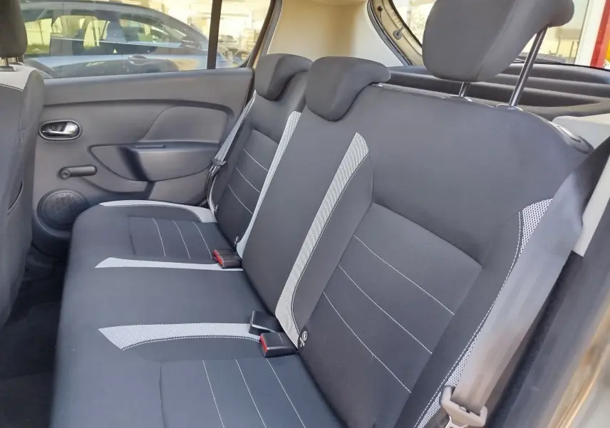 Vue intérieure des sièges arrière en tissu gris de la Dacia Sandero Stepway 2020 beige dune, côté droit.