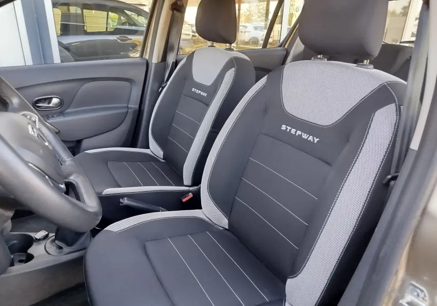Intérieur de la Dacia Sandero Stepway 2020, vue côté gauche sur les sièges noirs et gris avec logo Stepway brodé.