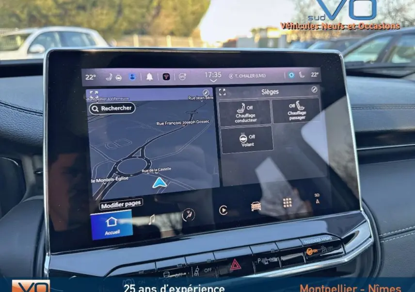 Écran tactile central du Jeep Compass blanc 2023 affichant la navigation et les réglages des sièges chauffants.