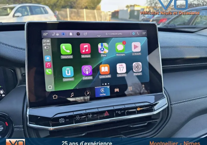 Écran tactile central affichant les applications Apple CarPlay dans l'habitacle du Jeep Compass blanc 2023.
