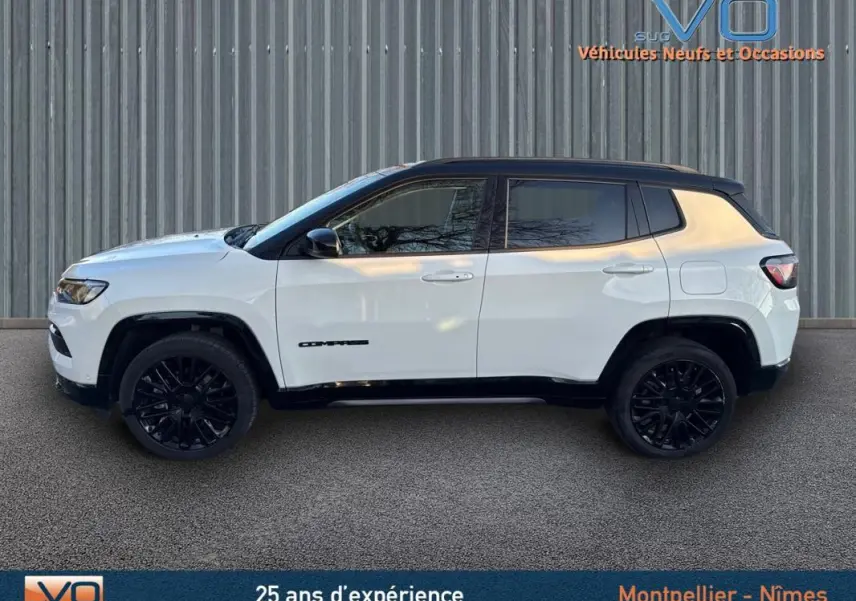 Jeep Compass blanc vue de profil côté gauche avec jantes alliage noires et toit noir contrasté.