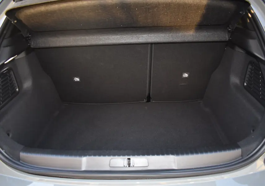 Coffre ouvert vu de l'arrière du DS3 Crossback 2024, intérieur noir avec revêtement tissu et plastique.