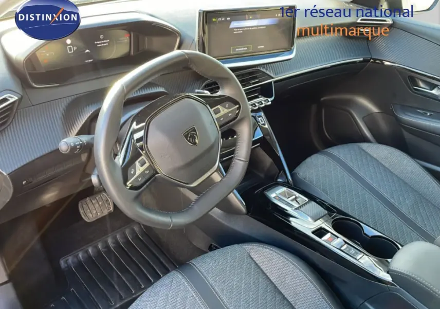 Vue intérieure de la Peugeot 208 noire 2025, tableau de bord et volant multifonctions avec écran tactile central.