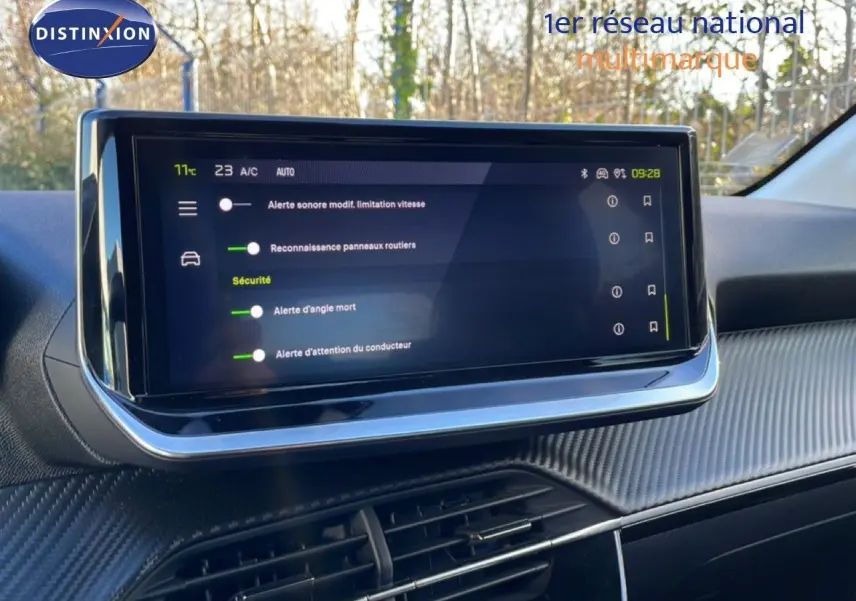Écran tactile central en gros plan dans l’habitacle d’une Peugeot 208 noire, affichant les alertes de sécurité.