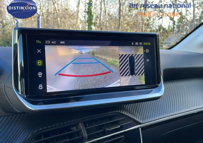 Écran tactile intérieur montrant la caméra de recul et vue 360° du Peugeot 208 noir, tableau de bord moderne.