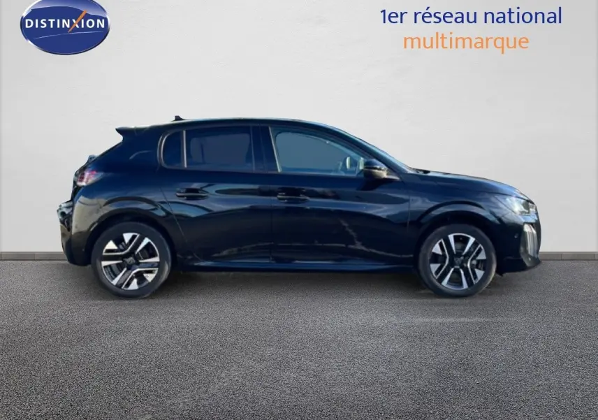 Vue de profil côté gauche d'une Peugeot 208 noire 1.2 Hybrid 110ch Allure avec jantes alliage et vitres teintées.