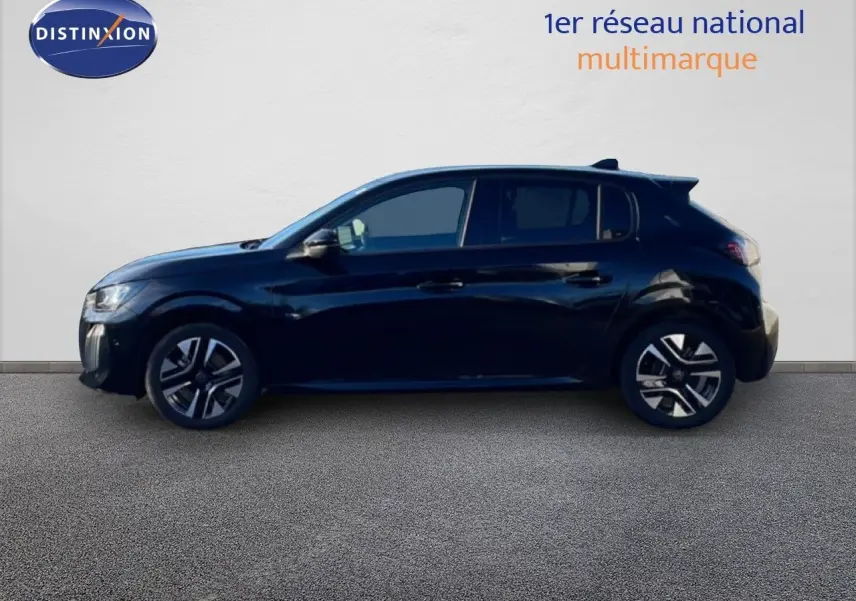 Profil côté gauche d'une Peugeot 208 noire hybride 2025 avec jantes alliage et vitres teintées.