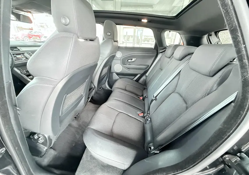 Vue intérieure côté droit montrant les sièges arrière noirs et l'habitacle spacieux d'un Range Rover Evoque 2017