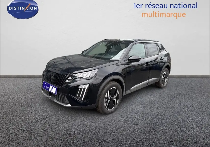 Peugeot 2008 Hybrid noir métal en 3/4 avant droit, avec calandre distinctive et jantes bi-ton modernes.