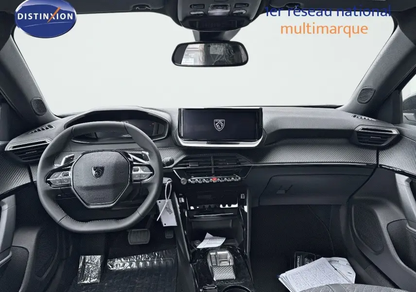 Vue intérieure frontale du tableau de bord et volant noir de la Peugeot 2008 Hybrid 136ch Allure 2025.