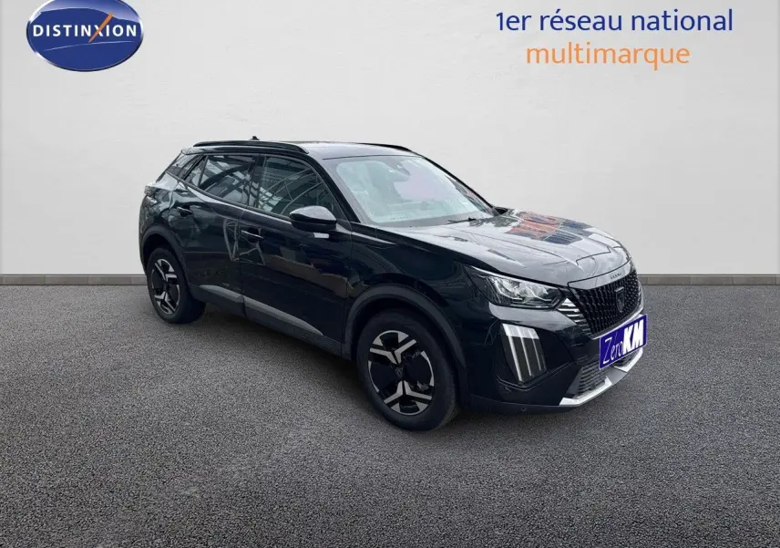 Peugeot 2008 Hybrid noir métal en 3/4 avant droit, soulignant ses phares LED et jantes bi-ton.