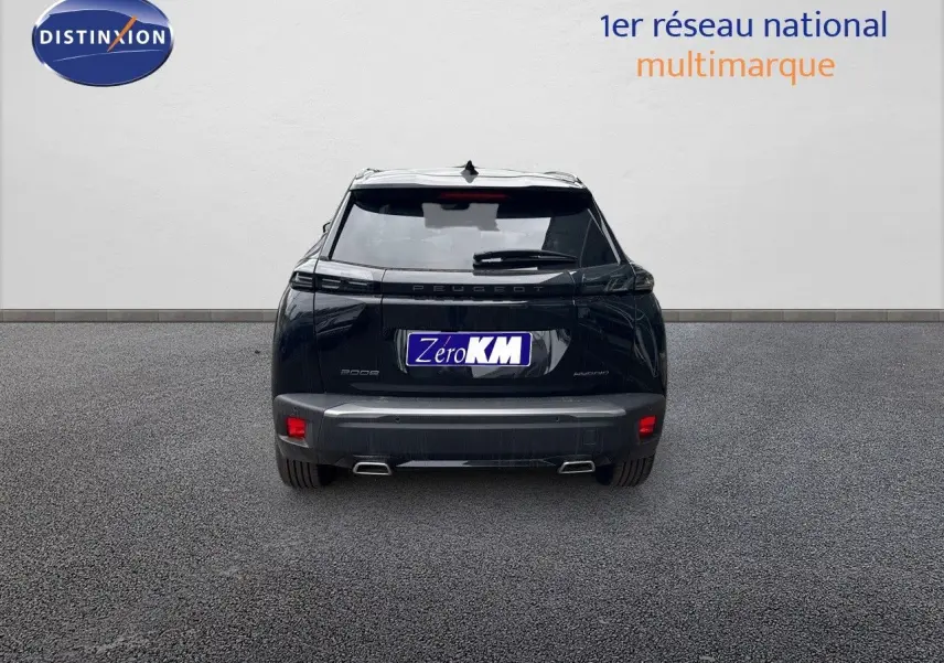 Vue arrière du Peugeot 2008 Hybrid 136ch Allure noir métal avec feux LED et double sortie d'échappement intégrée.