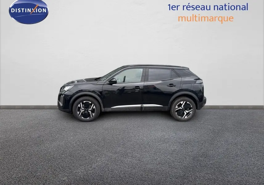 Peugeot 2008 Hybrid 136ch Allure noir métal en profil droit, soulignant ses jantes modernes et lignes dynamiques.