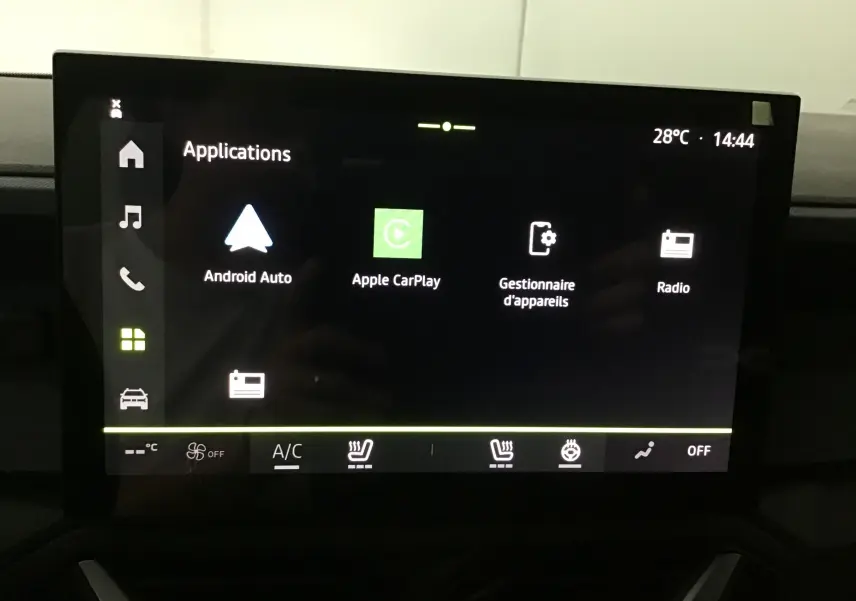 Écran tactile central du Dacia Duster 2025 affichant les applications Android Auto, Apple CarPlay et radio, interface moderne.