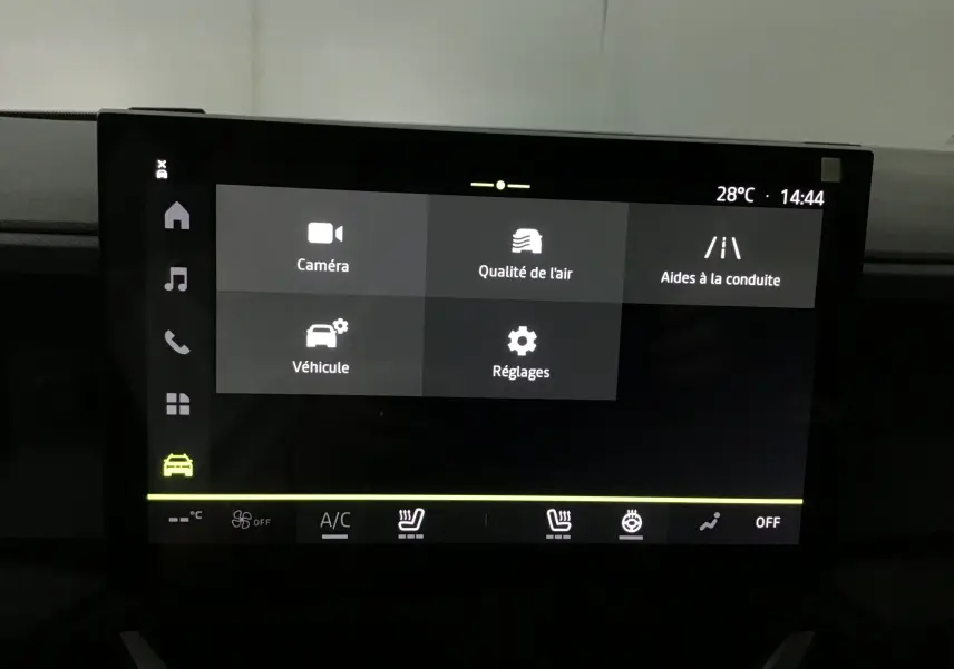 Écran tactile central du tableau de bord du Dacia Duster 2025 affichant les réglages de caméra, qualité de l'air et aides à la conduite.
