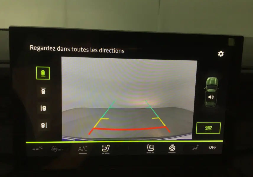 Affichage de la caméra 360 du Dacia Duster 2025 kaki lichen, vue arrière avec lignes de guidage colorées.