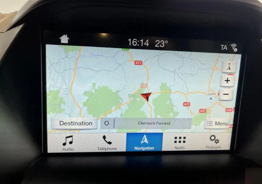 Écran tactile du système de navigation Ford SYNC 3 affichant une carte avec destination Clermont-Ferrand.