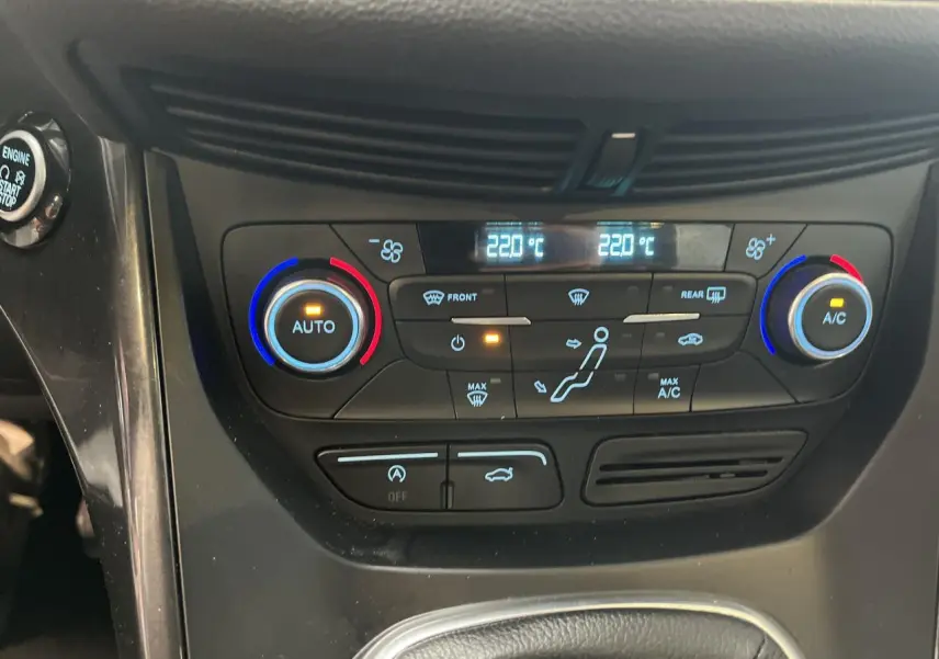 Tableau de bord du Ford C-MAX blanc 2018, vue centrée sur la console de climatisation bi-zone avec commandes tactiles.