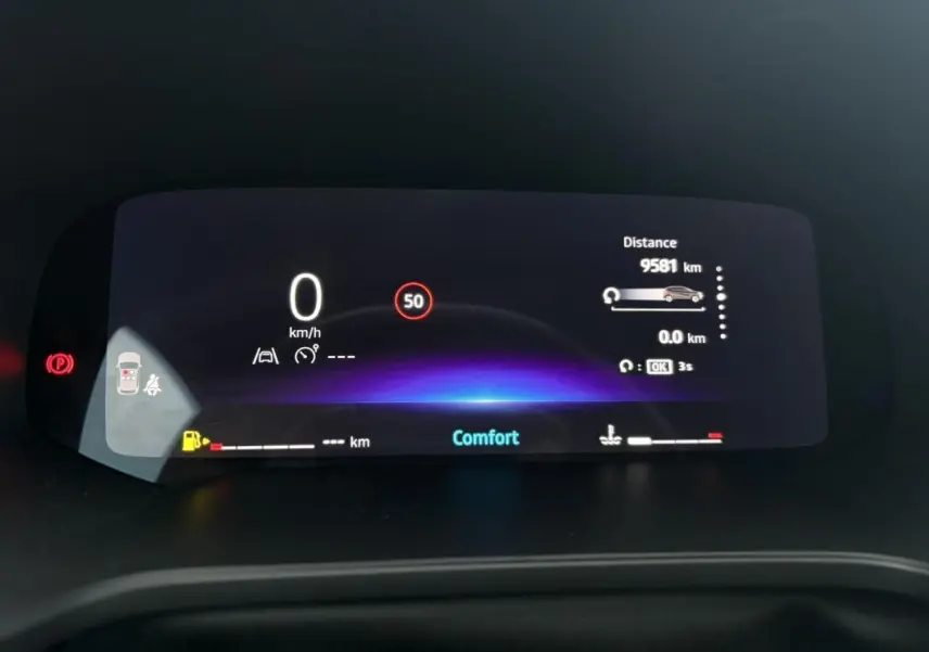 Tableau de bord numérique du Renault Captur 2025 affichant vitesse à 0 km/h et mode Confort, vue de face.