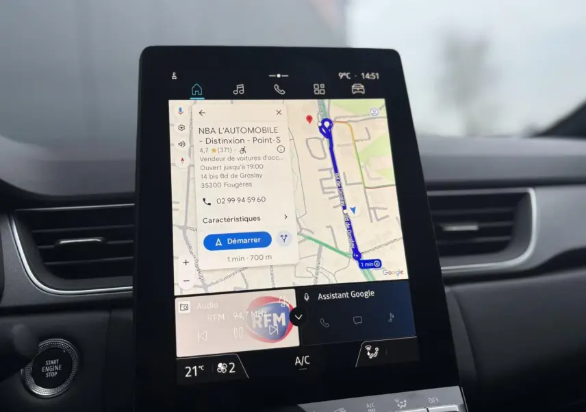 Vue rapprochée de l’écran tactile OpenR Link 10,4 pouces du tableau de bord du Renault Captur gris Cassiopée.