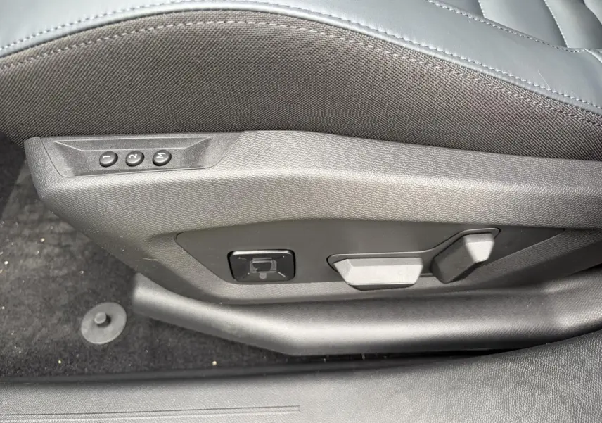 Gros plan sur les commandes de réglage électrique du siège conducteur noir du Citroën C5 Aircross hybride 2026.