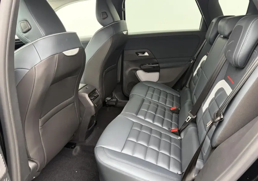 Vue latérale intérieure côté droit des sièges arrière en cuir bleu du Citroën C5 Aircross noir métal avec appuis-tête réglables.