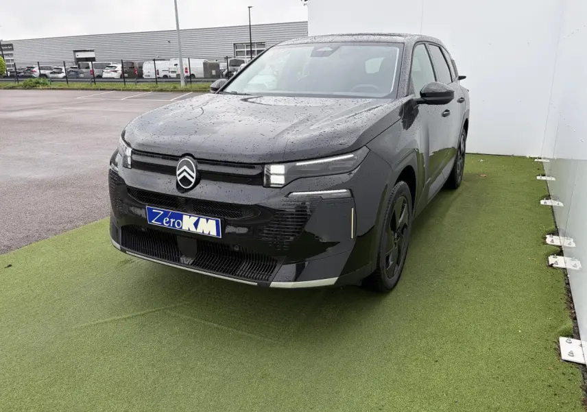 Citroën C5 Aircross noir métal en 3/4 avant droit, avec toit panoramique et plaques Zero KM visibles.