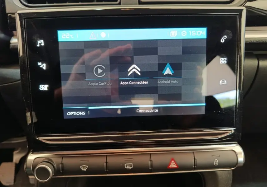 Écran tactile central de la Citroën C3 blanc 2020 affichant Apple CarPlay et Android Auto, vue rapprochée intérieure.