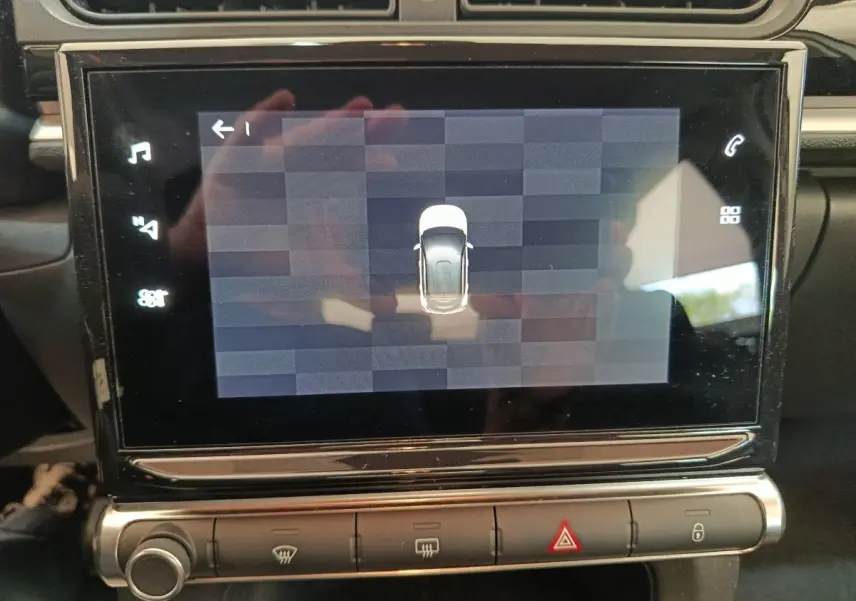 Écran tactile central de la Citroën C3 blanc 2020 montrant l'affichage de la caméra de recul en gros plan.