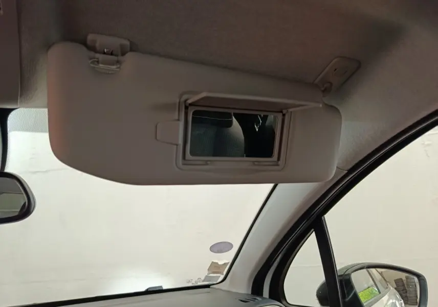 Détail intérieur du pare-soleil côté conducteur avec miroir intégré dans une Citroën C3 blanche de 2020.