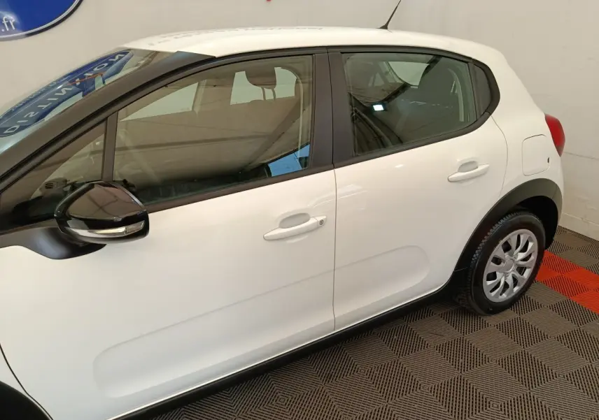 Profil droit d'une Citroën C3 blanche de 2020 avec rétroviseurs noirs et poignées de porte ton caisse.