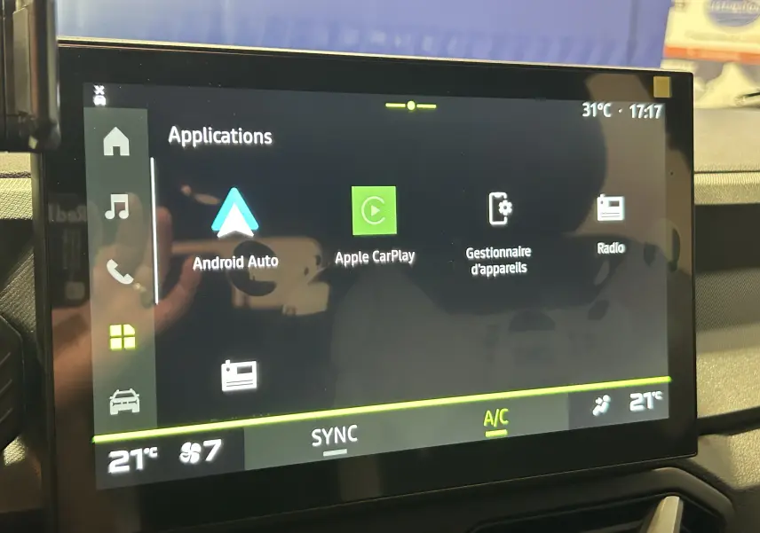 Écran tactile central du tableau de bord du Dacia Bigster 2026 affichant les applications Android Auto et Apple CarPlay.