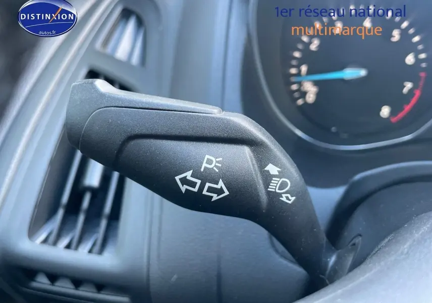 Le commodo de clignotant et feux sur le côté gauche du tableau de bord d'une Ford Focus SW gris métallique.