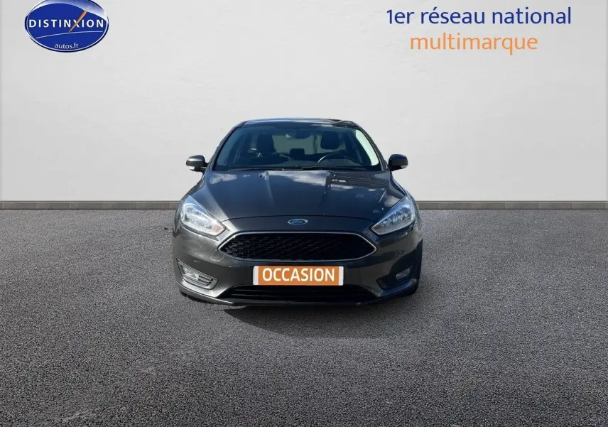 Vue avant d'une Ford Focus SW gris magnetic metal 2018 avec plaque "OCCASION" sur un fond neutre.