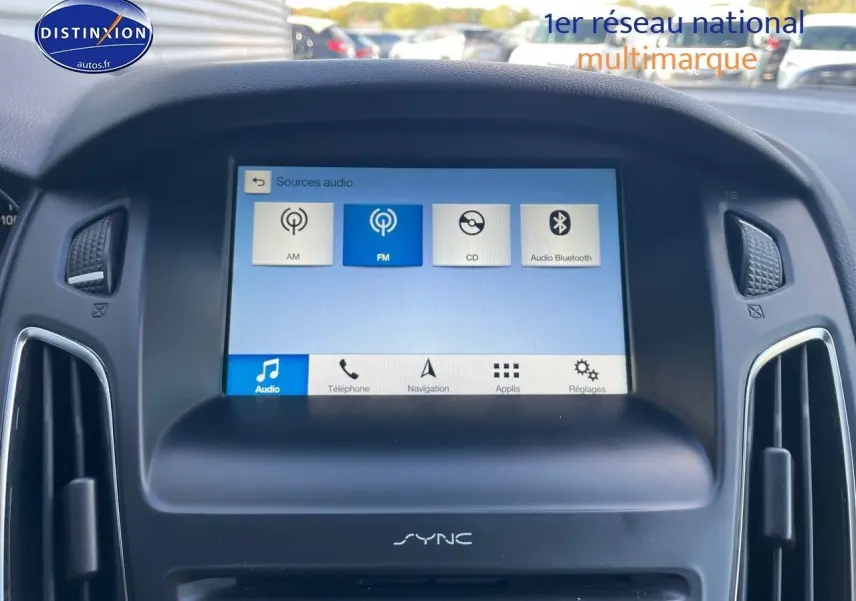 Écran tactile central du tableau de bord de la Ford Focus SW gris Magnetic Metal 2018, affichant les sources audio.