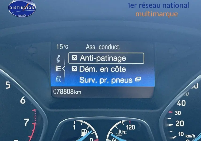 Affichage du tableau de bord de la Ford Focus SW gris Magnetic Metal, montrant l'assistance conducteur et le compteur kilométrique.