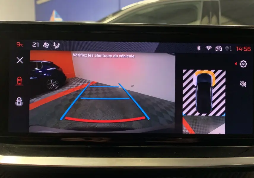 Affichage caméra de recul du Peugeot 2008 gris, vue arrière avec lignes de guidage et détection d'obstacles.