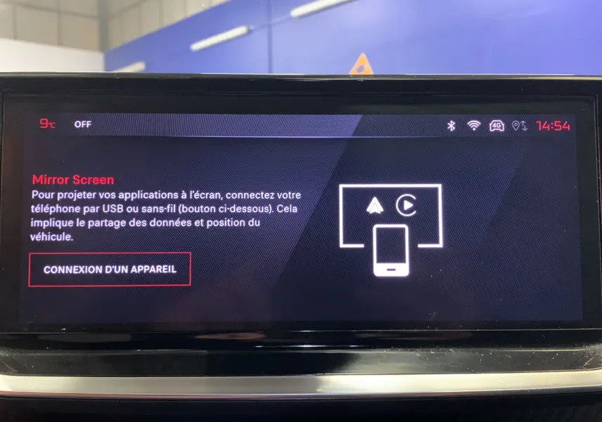 Écran tactile central du Peugeot 2008 gris 2023 affichant l'interface Mirror Screen avec instructions de connexion USB ou sans fil.