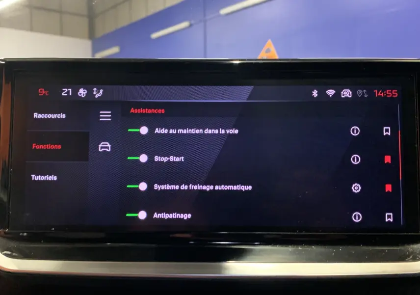 Écran tactile intérieur du Peugeot 2008 2023 affichant les assistances à la conduite activées.