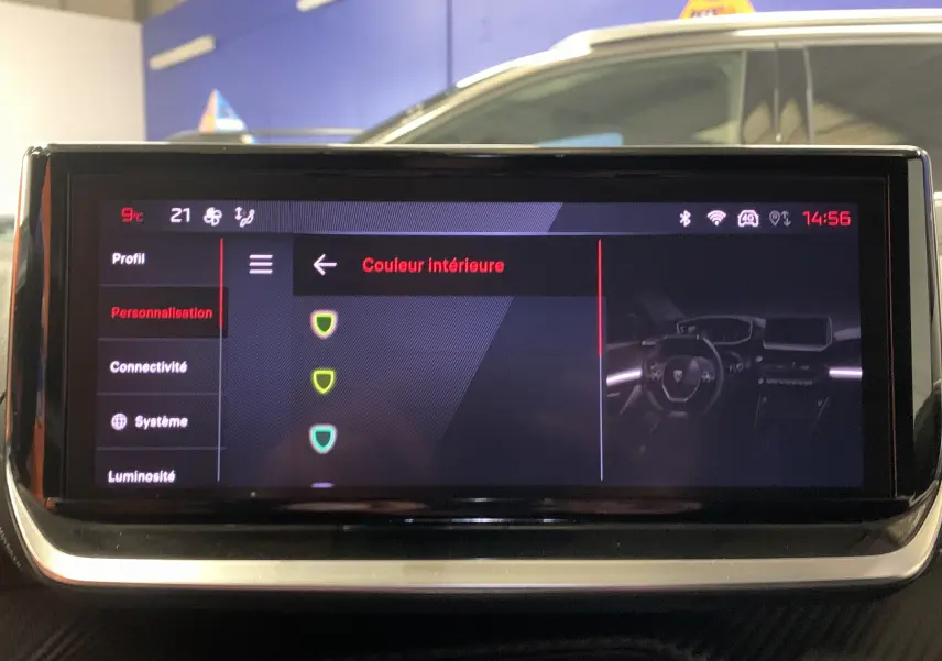 Écran tactile du tableau de bord du Peugeot 2008 2023 affichant les options de personnalisation de la couleur intérieure.