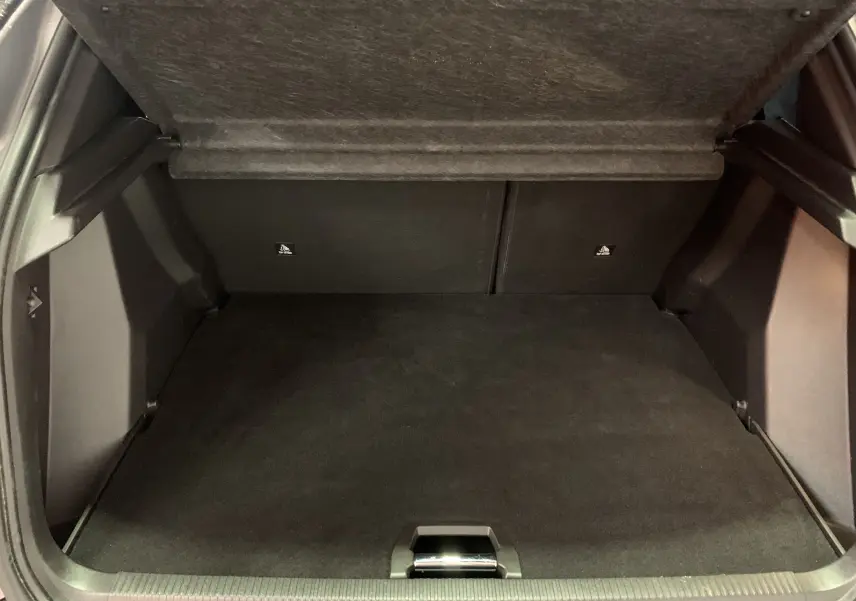 Coffre spacieux et vide du Peugeot 2008 BlueHDi 130 EAT8 GT 2023, vue intérieure arrière avec tapis noir.