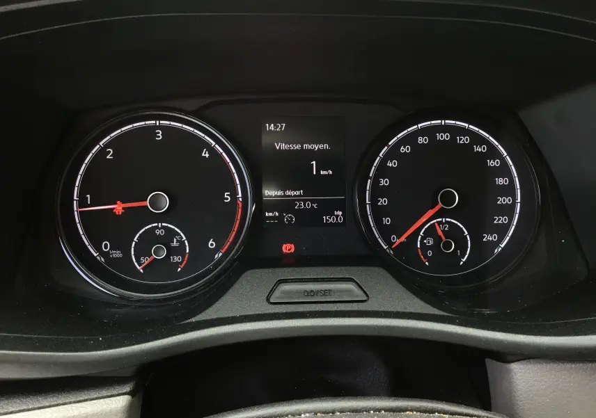 Tableau de bord du Volkswagen Transporter 6.1 blanc, affichant compte-tours, vitesse et température moteur.