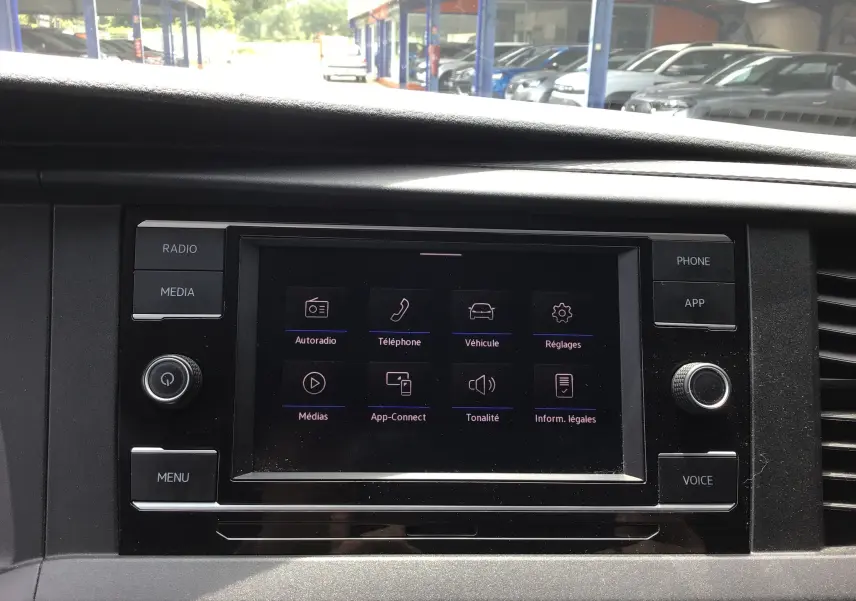 Écran tactile central du Volkswagen Transporter 6.1 Van blanc, vue intérieure frontale du tableau de bord.