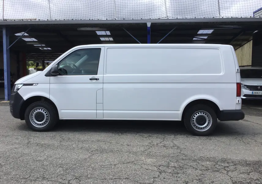 Vue de profil côté gauche d’un utilitaire Volkswagen Transporter 6.1 blanc, version L2H1 3T0 2.0 TDI 150 Business 4Motion.