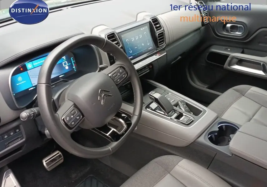 Vue intérieure côté conducteur du Citroën C5 Aircross hybride rechargeable 2022, avec tableau de bord numérique et console centrale gris platinium.