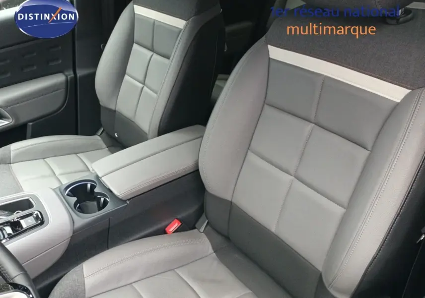 Vue intérieure sur les sièges avant gris platinium du Citroën C5 Aircross hybride rechargeable 2022, version Shine Pack.